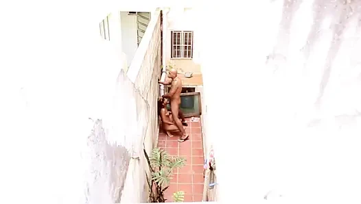 Маляры Бросают Кисть И Наносят Кисть На Хозяйку Дома