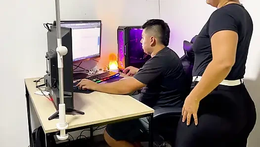 Istri selingkuh suami di tempat kerja dengan bos