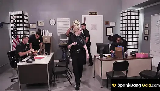 SPANKBANG GOLD - eine vollbusige blonde polizistin, zertrümmert von enitre precinct