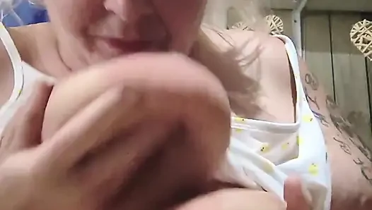 Ihren körper zu riechen brachte sie sowohl verdammt hart als auch mieze