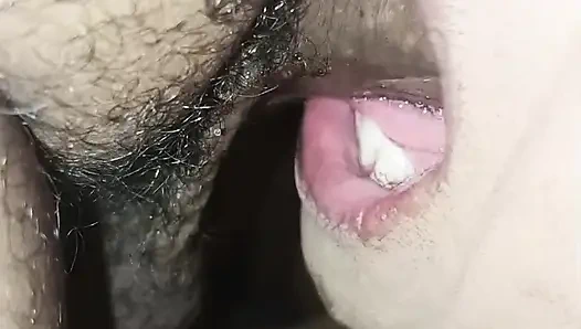 Die milf lutschte jeden letzten Tropfen Sperma, bis sein Penis schlaff wurde.