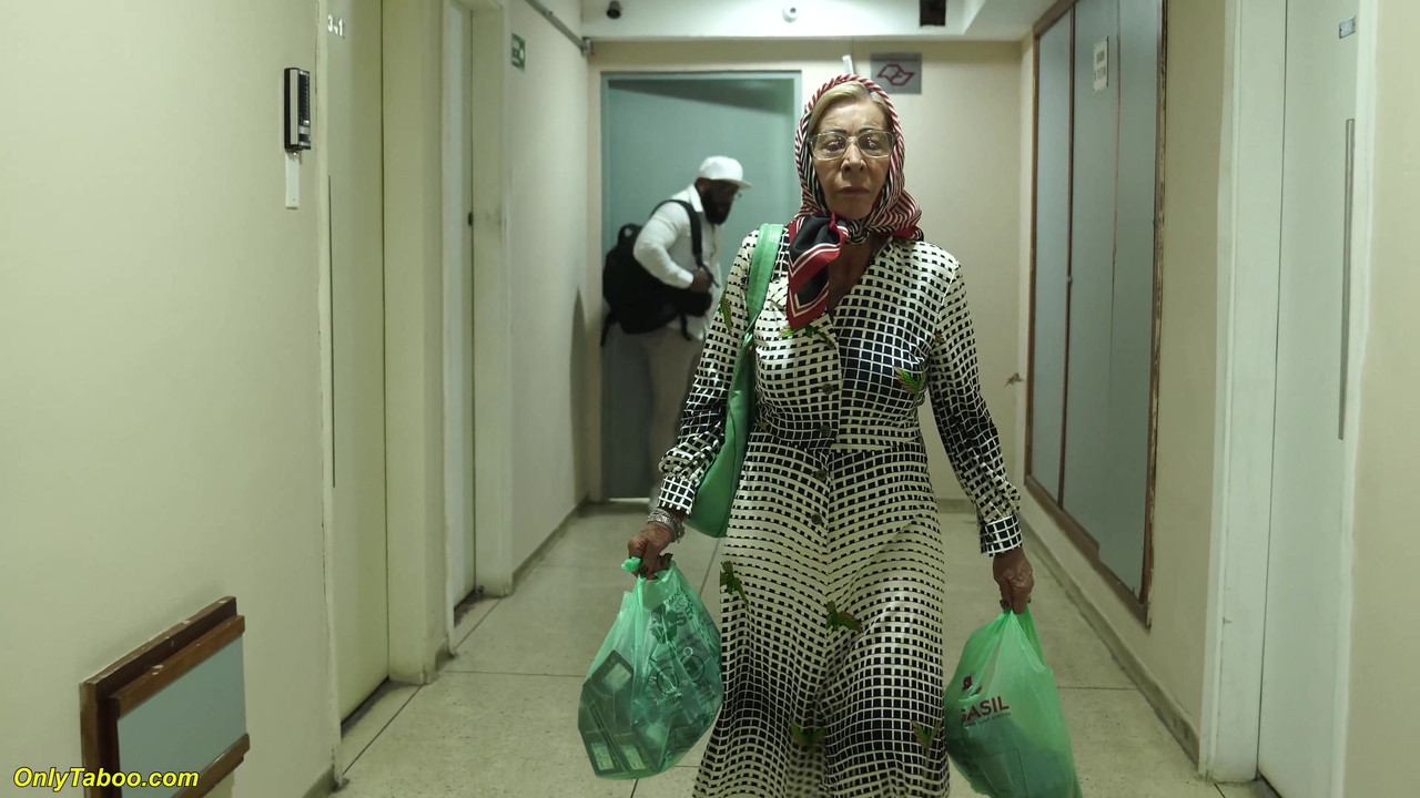 77岁的老奶奶的屁股被狠狠地摧残