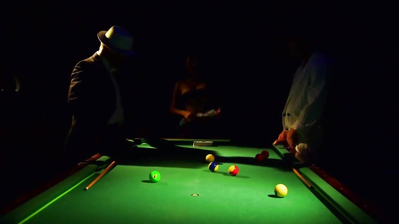 ホットビリヤードテーブルの乱交とポールダンスのティーラス