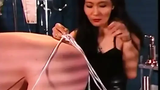 Nyonya Asia mengikat budaknya