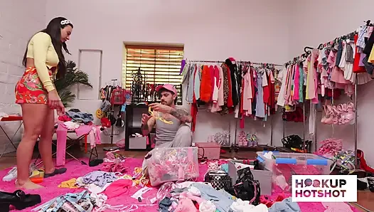 Bts - Sasha Pearl flörtöz bir fotoğraf çekimi sırasında sürtük bir görünüm model ediyor!