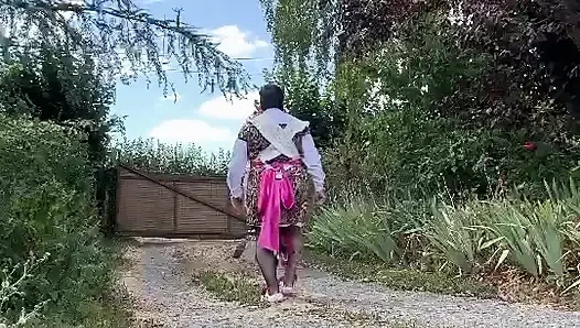 Küçük leopar elbisesi ile bahçıvan kıyafeti içinde