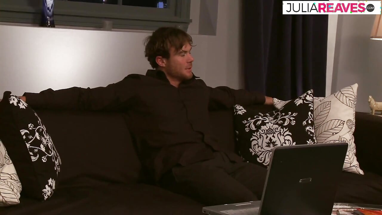 Gagicii îi place să fie sufocată în timp ce o pulă masivă îi împinge pizda