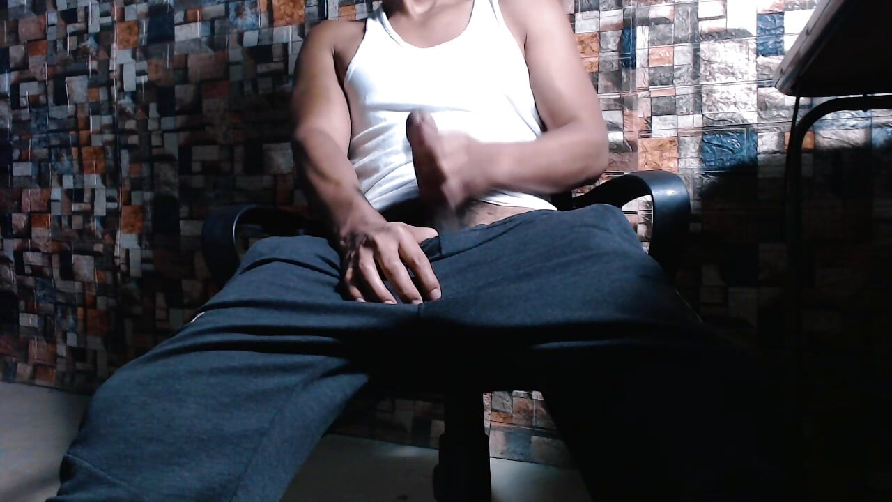 Соло самця в спортивному одязі, що досягає оргазму