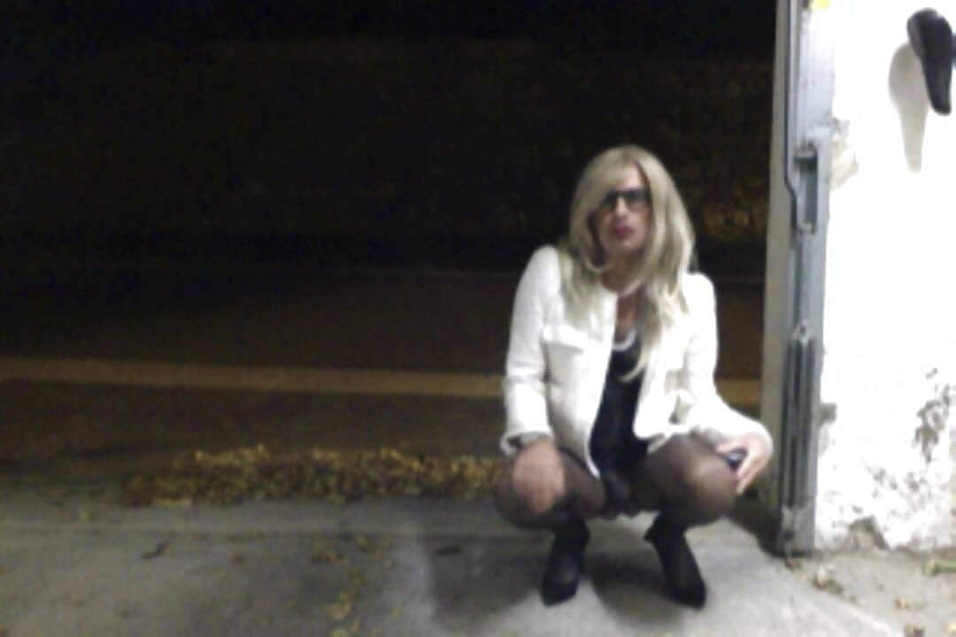 Outdoor crossdresser
