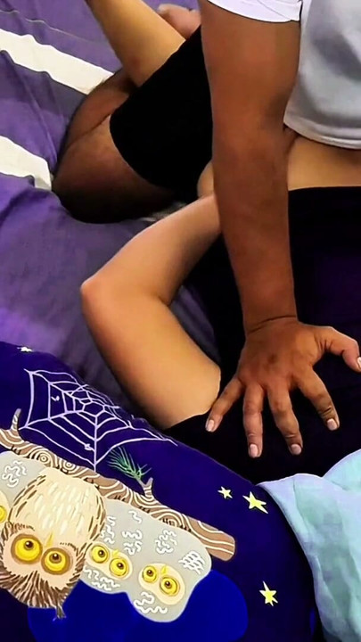 Mini etekli seksi kızla kebaya giymişken masaj yaparken şehvetli iç çamaşırı masajı | Bölüm 3