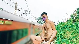 Sexe devant un train, garçon gay nu sexy