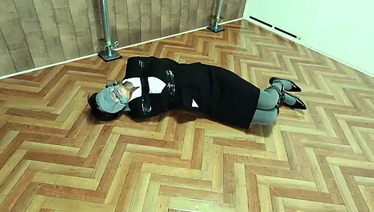 Целевую офисную женщину связали скотчем