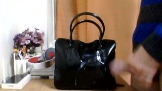 Sperma auf schwarzem Lack handbag2