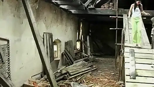 Anne und lesley spielen in einem haystack