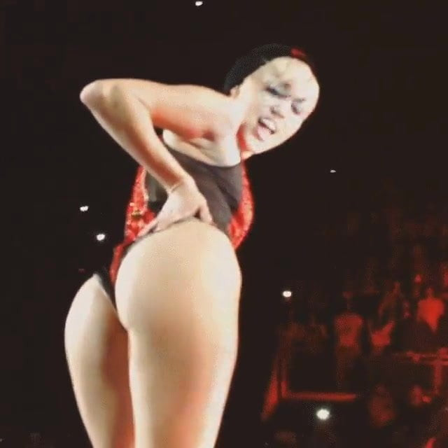 Miley Cyrus menunjuk-nunjukkan pantatnya