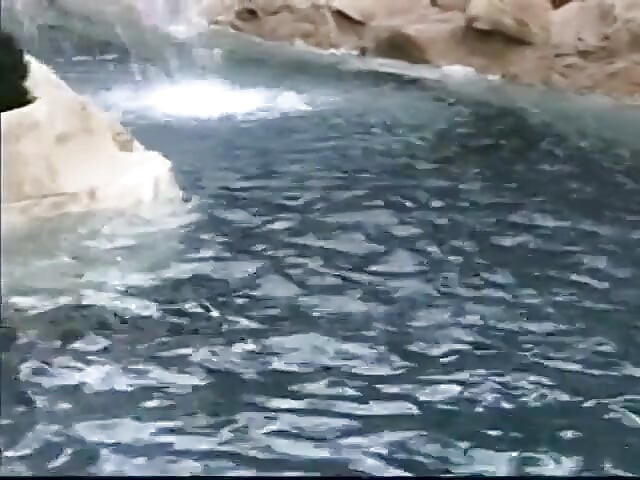 Μαύρη πουτάνα γλείφει το μουνί της και γαμιέται στη φύση ενάντια στον καταρράκτη