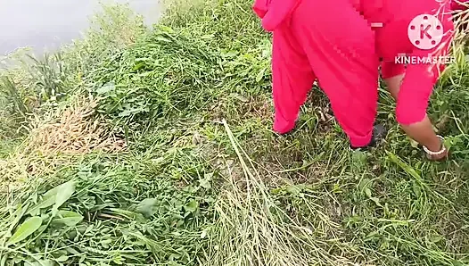 Деревенская бхабхи занимается сексом с соседом