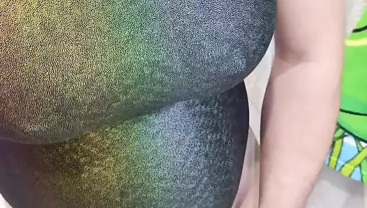 Sissy dans une hydrase speedo sexy avec de faux gros seins
