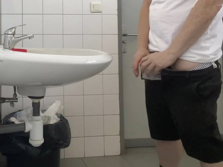 Hastane tuvaletlerinde idrar örneği alan adam