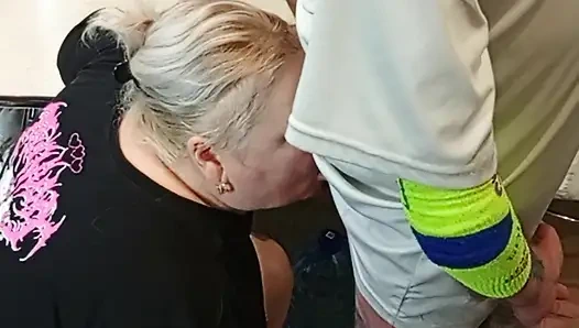 Трахаю мою мачеху в рот на кухне и кончаю