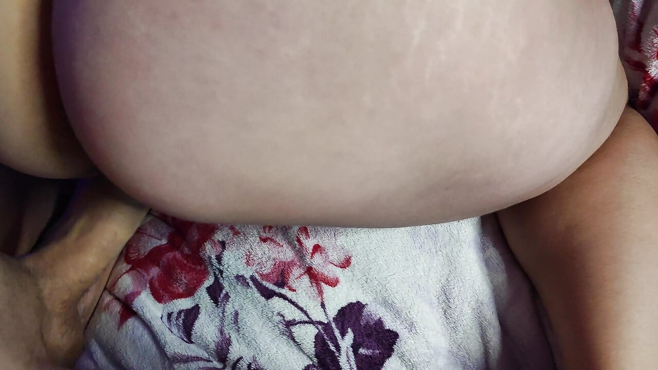 Une jolie MILF à gros cul a un orgasme en levrette