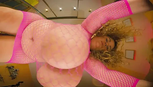 Tante seksi dengan toket besar lagi goyangin wajahmu