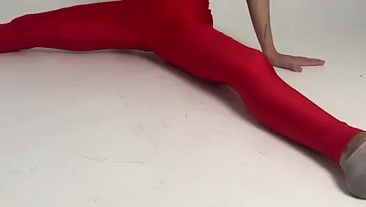 растягивание носки богини в леггинсах