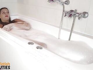 Bombshell super panas Dexye mandi dan mempamerkan kaki seksinya
