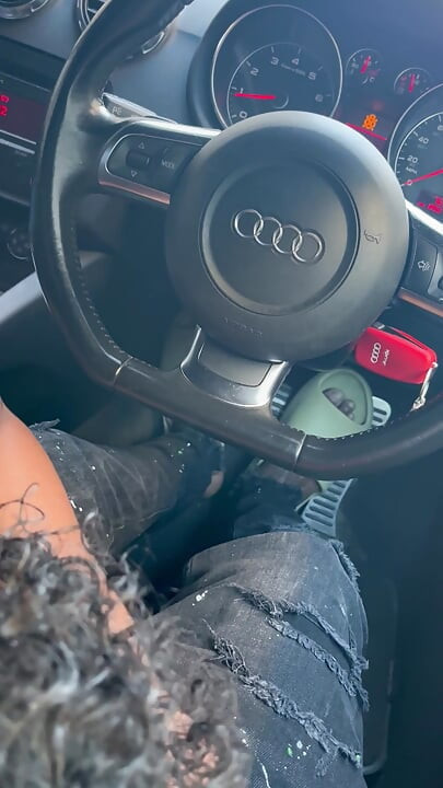 Blowjob deepthroat di Audi TT