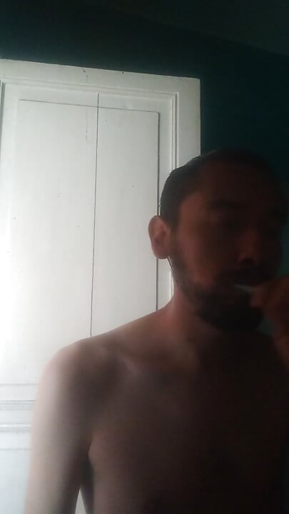 I record myself doing a skincare in the morning