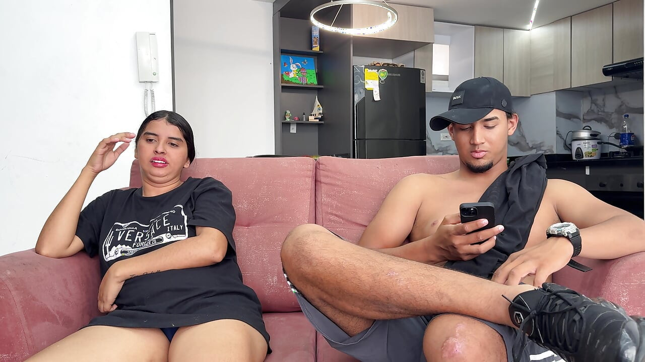 Enquanto o corno do meu marido faz o almoço, latina puta é fodida por estranho até ele gozar na buceta dela