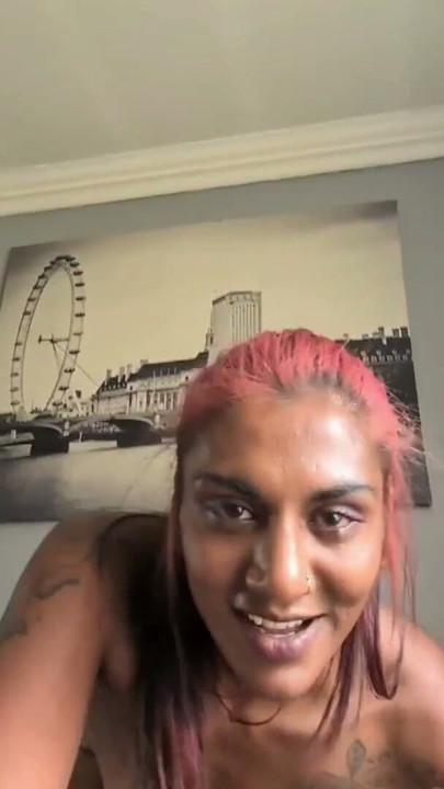 Pov la puta desi hablando sucio en la habitación chupando y cogiendo con dildo | Clip 1
