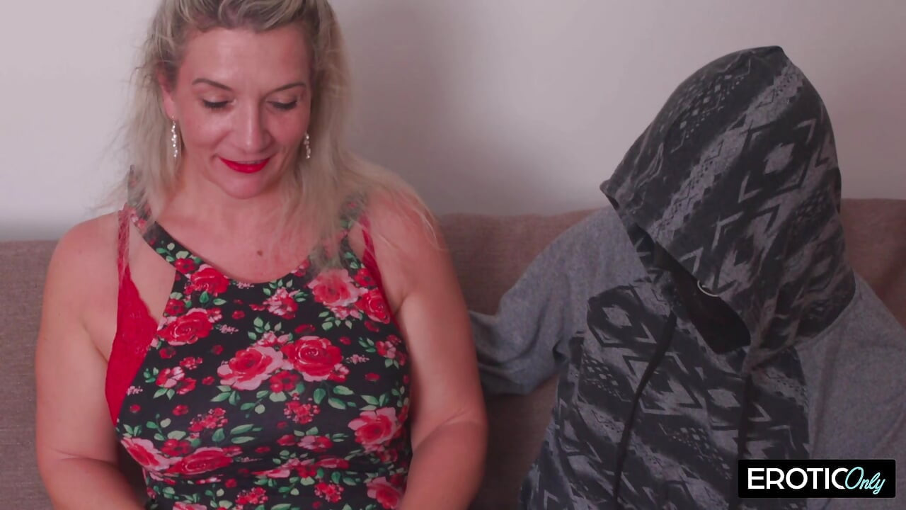 Мачуха має статевий акт з друзями свого пасинка, поки він дивиться