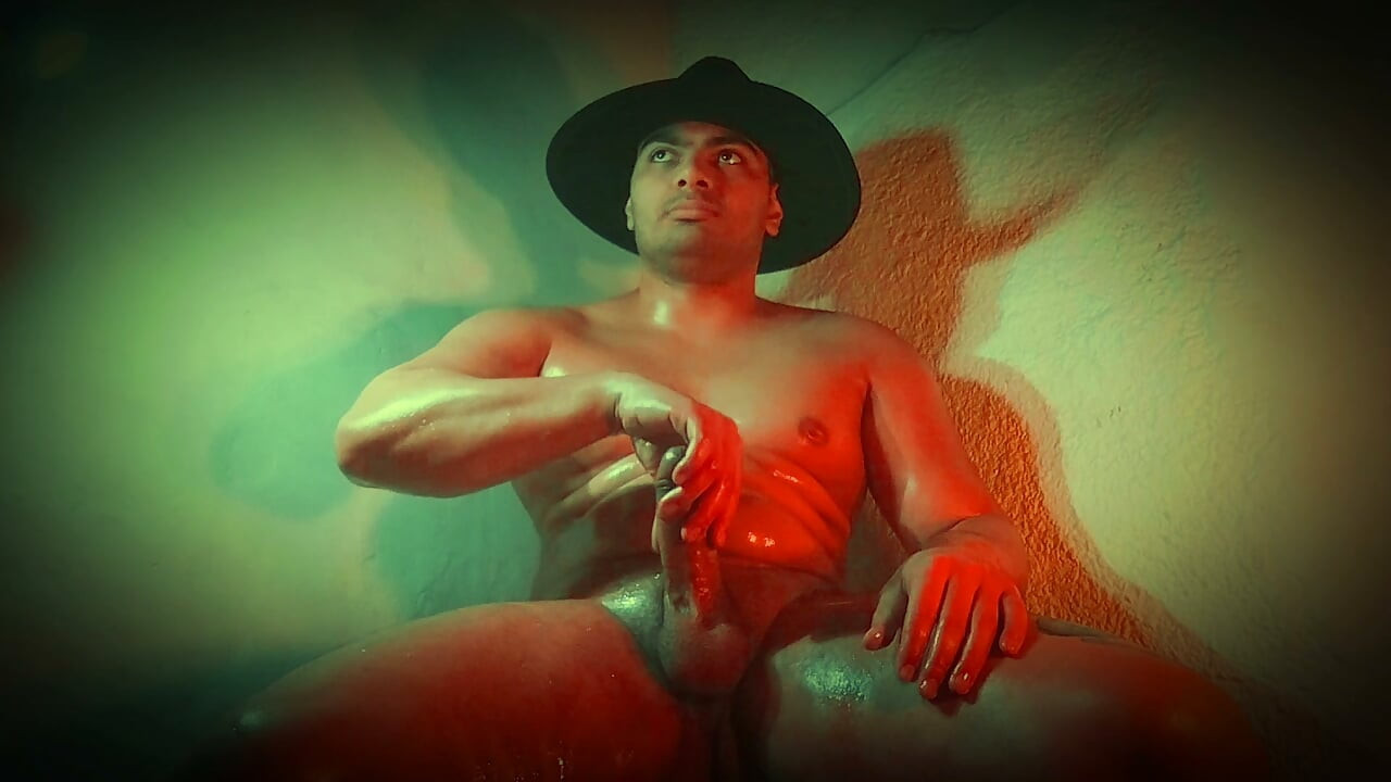 Masturbation of an 18 centimeter penis with the entire muscular body oiled - Cristopher Rebellato Alexis