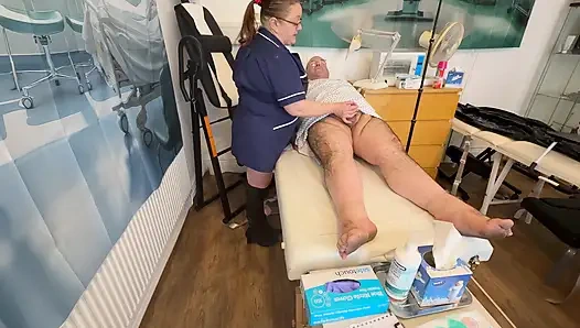 Bölüm 2: Bay Hughes küçük penisine yardım etmek için uzmanı matron satana'ya gidiyor