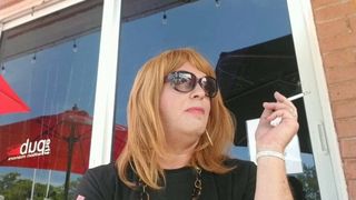 Transexual fumando y bebiendo en el bar