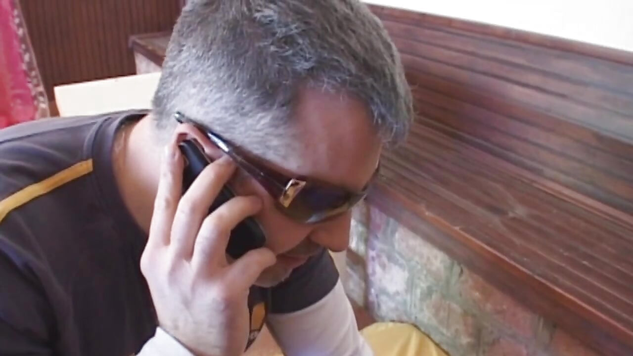 Oszałamiająca milf z dużymi cyckami ostro zerżnięta przez dwóch złych facetów