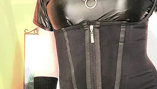 Süper seksi kadın kılıklı sürtük Kandi siyah lateksli ve çizmeli yarağını sallıyor pmv