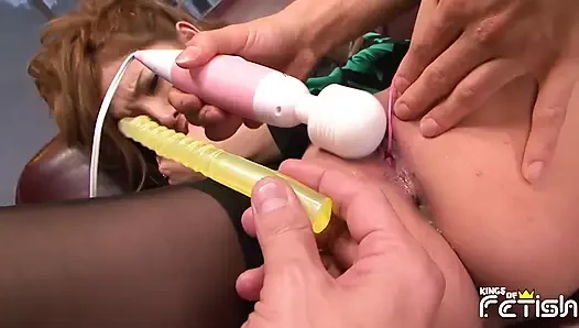 Japon piliç amını ve götünü farklı oyuncaklarla iki ateşli adam tarafından tatmin ediyor