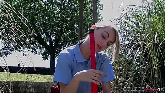 Дрочу С Хоккейной Палкой С Участием Chloe Toy