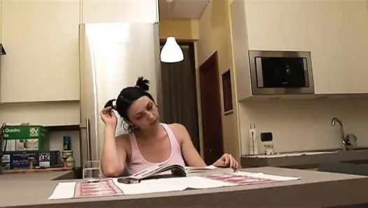 Berhenti belajar dan ikutan nyepong kontol ayah tirimu