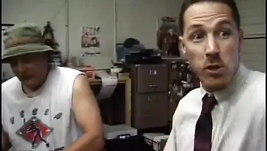 Cewek cebol berambut merah memanjakan cowok tampan