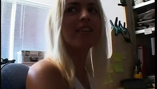 Blondes teen weiß, wie man den schwanz ihres liebhabers befriedigen kann