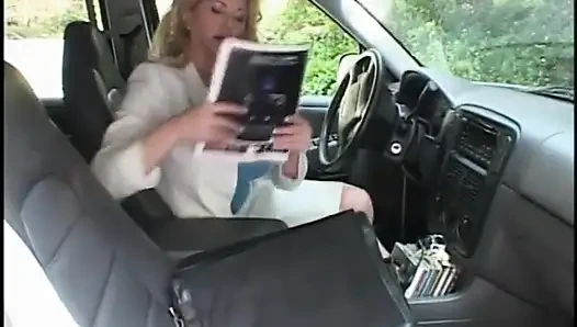 Blonde MILf, ordentlich rasierte fotze wird von einem hengst auf einem rasenstuhl gefickt