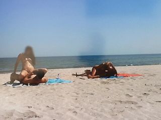 Un couple baise sur la plage et éjacule