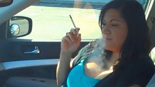 Женщина курит в машине 1
