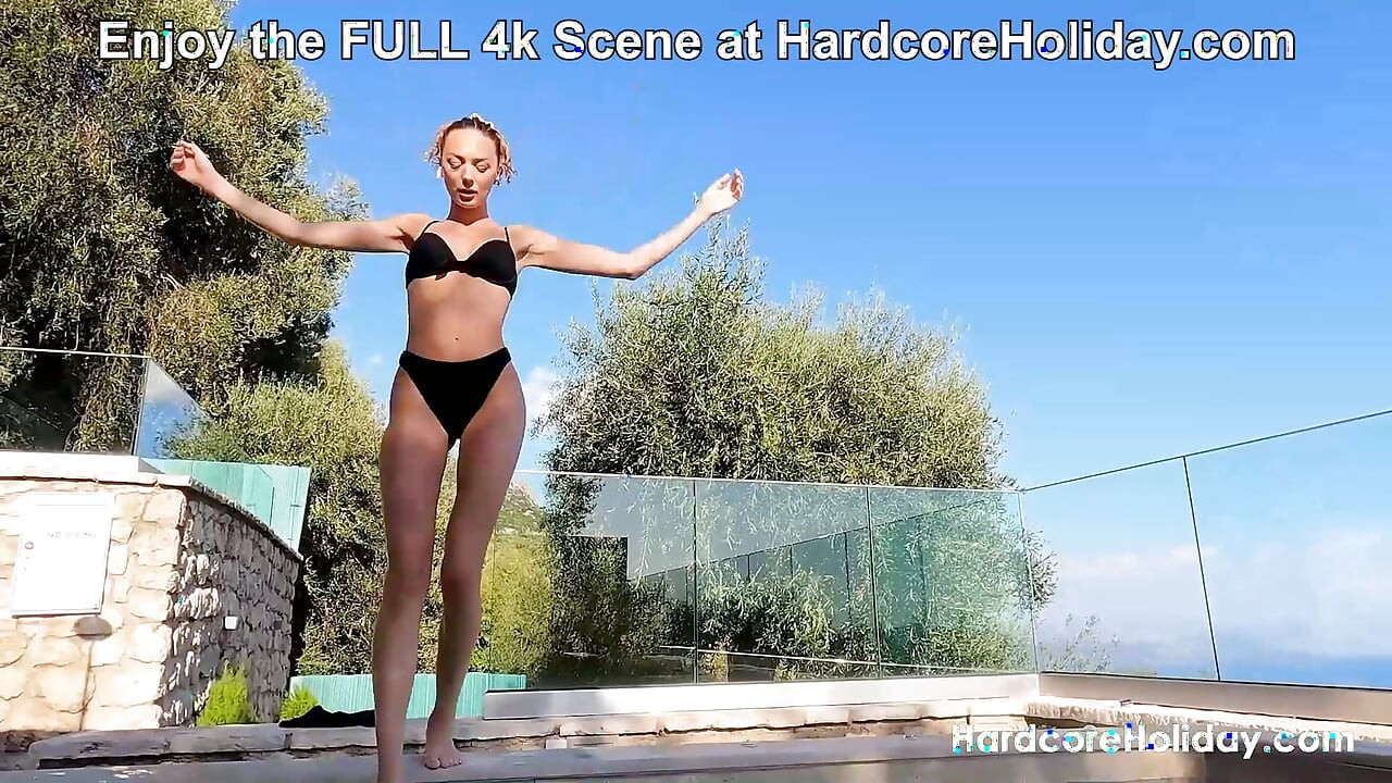 La polla encaja perfectamente entre los labios de Isabella en hardcoreholiday