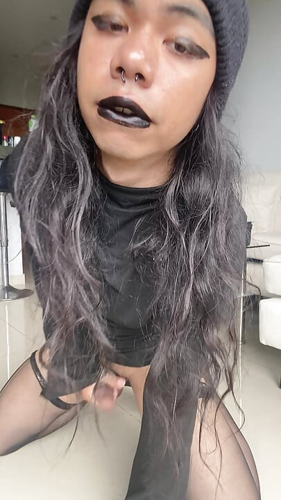 สาวข้ามเพศตัวเล็กเปลื้องผ้าและน้ําแตกเพื่อคุณ