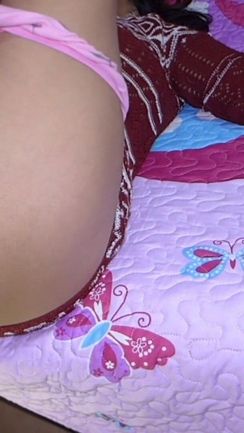 Zapanjujući trenutak iz "STAVILI SU MI OGROMAN DILDO U OBRIJANU PIČKU I GUZU I DOŽIVJELA SAM ANALNI ORGAZAM"