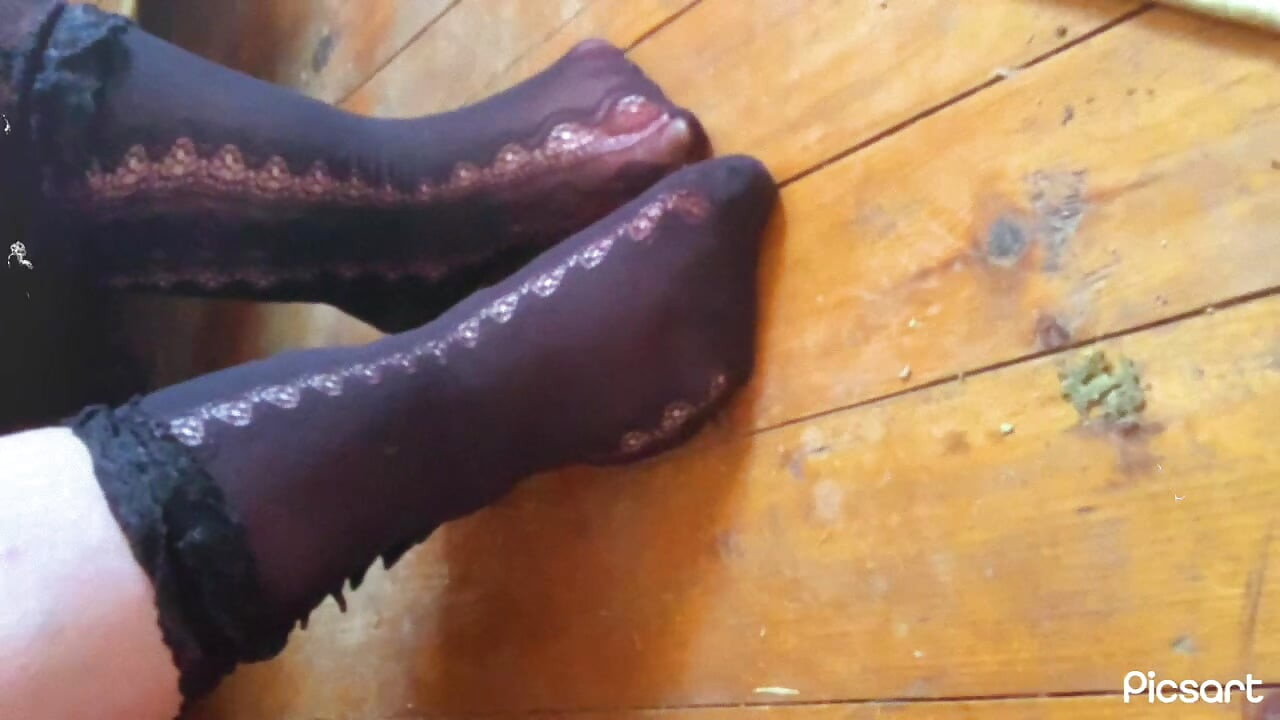 Nacktes schätzchen in gothic-socken